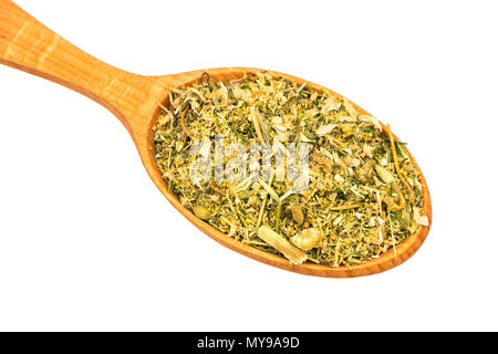 Cucchiaio di legno riempita con erba secca camomilla close up su sfondo bianco Foto Stock