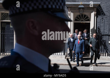 Il Primo Ministro israeliano Benjamin Netanyahu lascia 10 di Downing Street a Londra, dopo un incontro con il Primo Ministro Theresa Maggio. Foto Stock