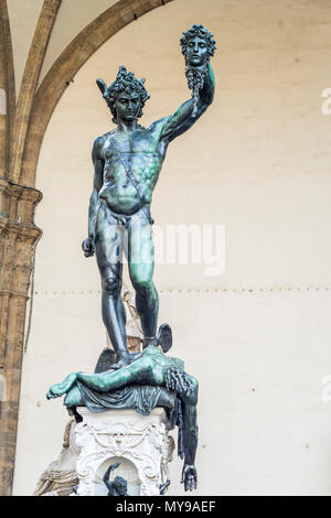 La scultura del Perseo e Medusa di Benvenuto Cellini collocato nella Loggia de Lanzi, in Piazza della Signoria, Firenze Foto Stock