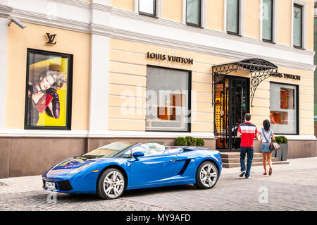 Le persone ricche di shopping in Stoleshnikov pereulok, Mosca, Russia Foto Stock