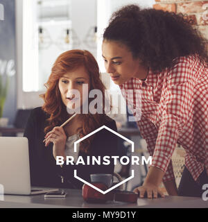 I lavoratori di agenzia di pubblicità tramite il computer, il concetto di brainstorming Foto Stock