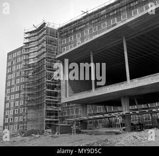 Di notevole interesse architettonico è la nuova Oberfinanzdirektion (chief Direzione delle finanze) edificio, che è attualmente (agosto 1955) sotto la costruzione in Frankfurt am Main. | Utilizzo di tutto il mondo Foto Stock