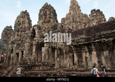 Siem Reap Cambogia 31 dic 2017, i turisti nella parte anteriore della galleria con bassorilievi in Bayon Wat un dodicesimo secolo all'interno del tempio di Angkor Thom complessa Foto Stock