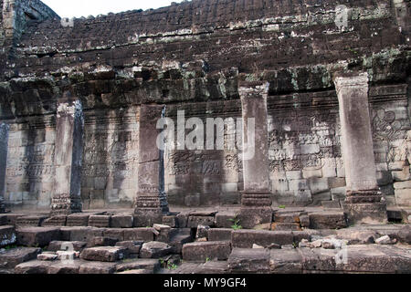 Siem Reap Cambogia, galleria esterna con bassorilievo al 12 secolo Bayon Wat, all'interno di Angkor Thom complessa Foto Stock