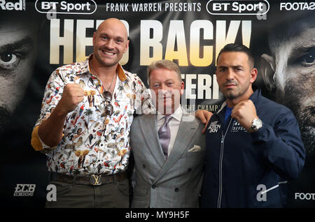 Tyson Fury (sinistra), Sefer Seferi (destra) e promotore Frank Warren durante la conferenza stampa al Midland Hotel di Manchester. Foto Stock