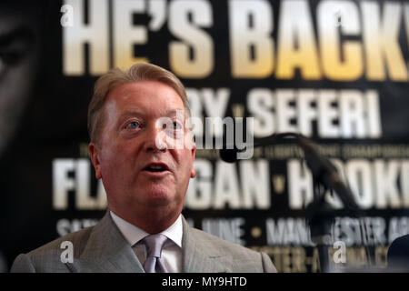 Promotore Frank Warren durante la conferenza stampa al Midland Hotel di Manchester. Stampa foto di associazione. Picture Data: mercoledì 6 giugno, 2018. Vedere PA storia il pugilato Manchester. Foto di credito dovrebbe leggere: Nick Potts/PA FILO Foto Stock