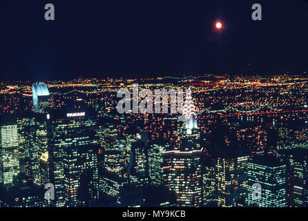 1986 Vista da ESB di Luna oltre il Chrysler Building, New York, Stati Uniti d'America Foto Stock