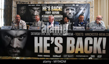 (Da sinistra a destra) Tyson Fury, promotore Frank Warren, BT commentatore sportivo John Rawling, manager Erol Ceylan e Sefer Seferi durante la conferenza stampa al Midland Hotel di Manchester. Foto Stock