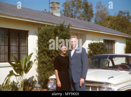 Coppia sposata al di fuori di casa in Florida , 1963, Tampa Florida, Stati Uniti d'America Foto Stock