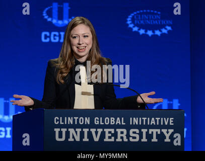 CORAL GABLES, FL - MARZO 07: Hillary Rodham Clinton, ex U.S. Il segretario di Stato degli Stati Uniti e Il senatore da New York e da sua figlia Chelsea Clinton, Vice Presidente, Clinton Foundation ricama come frequentano il 2015 Riunione del Clinton Global Initiative università all'università di Miami il 7 marzo 2015 in Coral Gables, Florida. La Clinton 2015 Iniziativa globale incontro universitario incoraggia gli studenti a prendere azione su alcuni della millenaria generazioni più grandi preoccupazioni come il futuro dell'energia e la potenza dei dati di grandi dimensioni per affrontare le sfide globali e pe-edificio in Medio Oriente e Nord Af Foto Stock