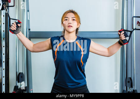 Giovane donna asiatica che lavora fuori e fare un allenamento fitness in una palestra locale, buona per i giovani uno stile di vita sano o il concetto di fitness Foto Stock