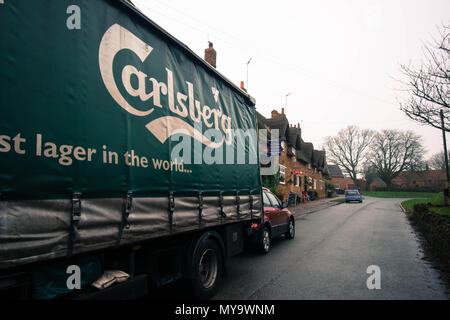 Carlsberg Truck presso l'Althorp Coaching inn Great Brington Northamptonshire birra lager consegna camion fuori da pub Street barili di alcolici del villaggio Foto Stock