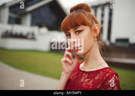 Bella dai capelli rossi ragazza nel parco Foto Stock