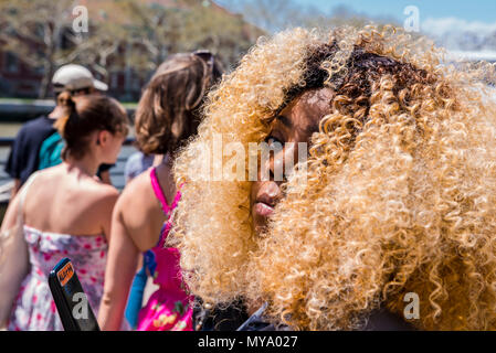 Ritratto di giovane donna con capelli afro, close-up, Ellis Island, New York City, Stati Uniti d'America Foto Stock