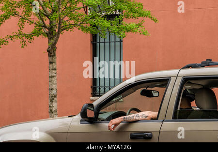 Braccio uomo poggiato sulla soglia del finestrino dell'auto Foto stock -  Alamy