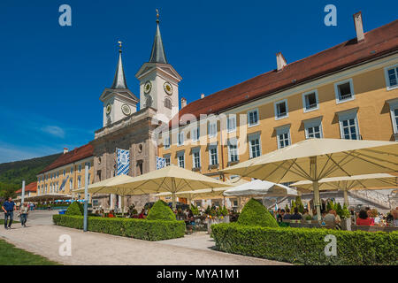 Ristorante, Terrazza del Castello Distillery, monastero di Tegernsee, Tegernsee, Alta Baviera, Baviera, Germania Foto Stock