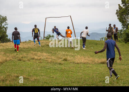 Gli adolescenti a partita di calcio, parco nazionale impenetrabile di Bwindi, Uganda Foto Stock