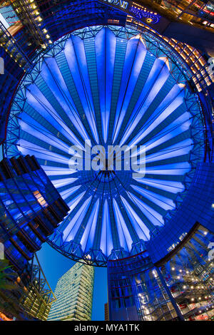Cupola illuminata, tetto dell'Sony-Center, Potsdamer Platz, Berlin-Mitte, Berlino, Germania Foto Stock