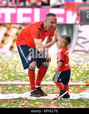 Giocatore di calcio Franck Ribery FC Bayern Monaco di Baviera tubicini off con figlio Salif, stadio Allianz Arena di Monaco di Baviera, Germania Foto Stock