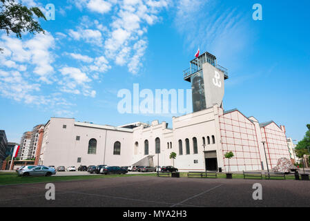 Warsaw Rising Museum, vista l'edificio del museo che mostra la torre di osservazione con popoli' Esercito Home simbolo sul suo lato, Varsavia, Polonia. Foto Stock