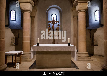 Altare maggiore in onore della Vergine Maria nella cripta romanica più grande sala colonne in Europa, Cattedrale di Speyer, Speyer Foto Stock