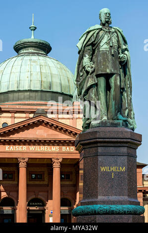 Statua di bronzo di kaiser Guglielmo I, memoriale di fronte Kaiser-Wilhelms-Bad, il parco termale, Bad Homburg, Hesse, Germania Foto Stock