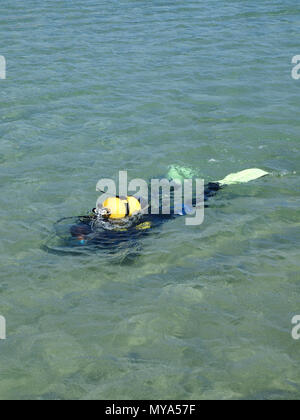 Scuba Diving gli studenti hanno una lezione di shallow acqua cristallina di un'isola tropicale Foto Stock