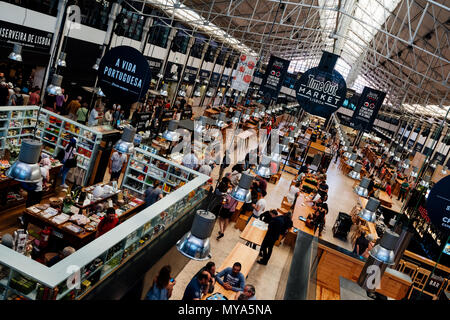 Lisbona, Portogallo - Maggio 07, 2018: la trafficata food court del tempo fuori mercato alimentare nel Mercado da Riberia, Lisbona. Foto Stock