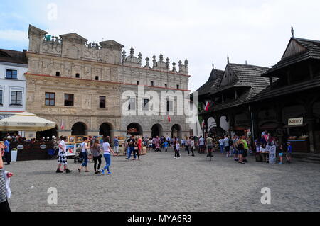 Kazimierz Dolny, Lublino voivodato, Polonia, maggio 2018 - turisti e città architettura presso la piazza del mercato Foto Stock