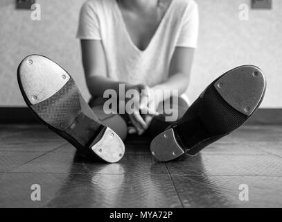 Versione in bianco e nero di fondo di toccare le scarpe di una ballerina Foto Stock