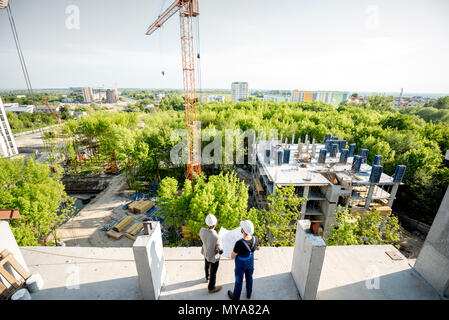 Sito in costruzione con i lavoratori Foto Stock