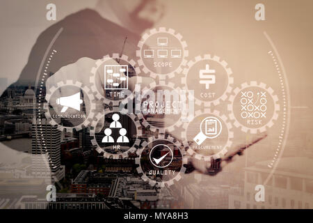 Gestione del progetto schema di costo, tempo, portata, risorse umane, i rischi, la qualità e la comunicazione con le icone.doppia esposizione di imprenditore mano pres Foto Stock
