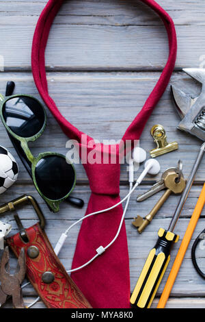 Vista aerea del mens accessori su una tavola di legno backgroun. La festa del papà concept Foto Stock