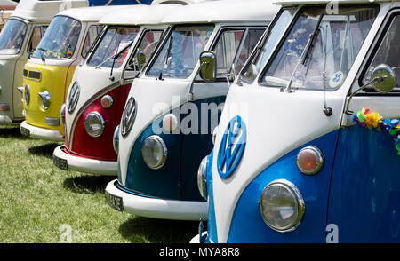 Linea di VW Volkswagen camper a VW mostra. Stoner Park, Oxfordshire, Inghilterra Foto Stock