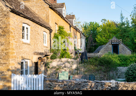 Cotswold cottage nel villaggio di Naunton in tarda serata sole primaverile. Naunton, Cotswolds, Gloucestershire, Inghilterra Foto Stock