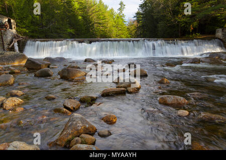 Parker's diga lungo il fiume Pemigewasset in North Woodstock, New Hampshire durante i mesi primaverili. Foto Stock