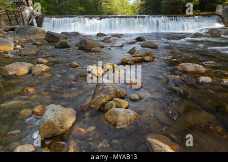 Parker's diga lungo il fiume Pemigewasset in North Woodstock, New Hampshire durante i mesi primaverili. Foto Stock