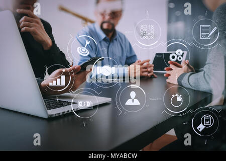 Gestione processo di business con l'automazione del flusso di lavoro lo schema e gli ingranaggi in diagramma di flusso virtuale.co team di lavoro riunione concetto,imprenditore utilizzando smart ph Foto Stock