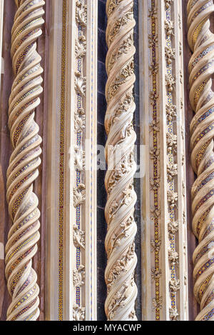 Particolare della facciata del duomo di Orvieto, Umbria, Italia. Spirale di colonne in marmo decorato con mosaici Foto Stock