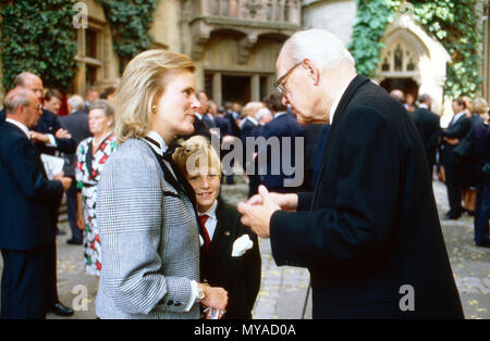 Donata Prinzessin von Preußen mit Sohn Georg Friedrich und Louis Ferdinand Prinz von Preußen bei der Gedenkfeier zum 200. Todestag von Friedrich II. auf Burg Hohenzollern in Hechingen, Deutschland 1986. Donata la principessa di Prussia con figlio Georg Friedrich e Louis Ferdinand principe della Prussia alla commemorazione per il bicentenario della morte di il re prussiano Federico II di Hohenzollern Castello di Hechingen, Germania 1986. Foto Stock