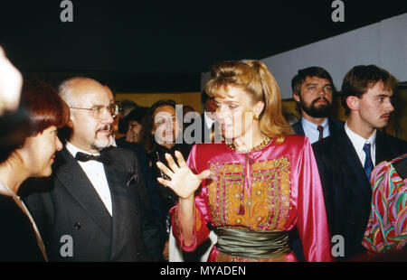 Königin Noor von Jordanien besucht mit Hans Johnny Klein eine Ausstellung in Köln, Deutschland 1988. La regina Noor di Giordania visitando una mostra a Colonia con Hans Johnny Klein, Germania 1988. Foto Stock