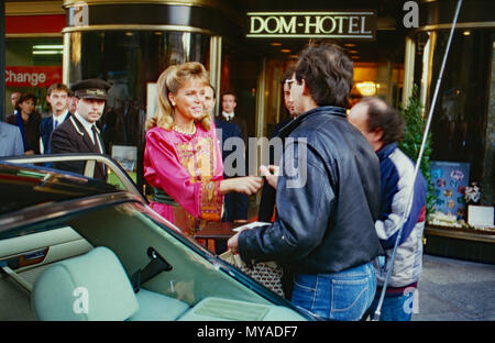 Königin Noor von Jordanien gibt bürgernah Autogramme vor dem Dom-Hotel in Köln, Deutschland 1988. La regina Noor di Giordania incontro i cittadini di fronte al Dom Hotel a Colonia, Germania 1988. Foto Stock