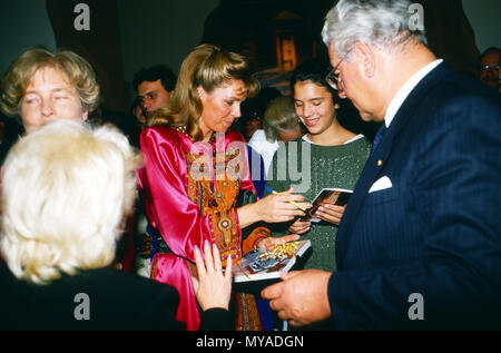 Königin Noor von Jordanien besucht mit Oberbürgermeister Norbert Burger eine Ausstellung in Köln, Deutschland 1988. La regina Noor di Giordania visitando una mostra a Colonia con il sindaco Norbert Burger, Germania 1988. Foto Stock