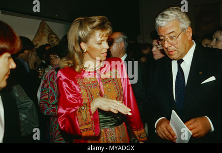 Königin Noor von Jordanien besucht mit Oberbürgermeister Norbert Burger eine Ausstellung in Köln, Deutschland 1988. La regina Noor di Giordania visitando una mostra a Colonia con il sindaco Norbert Burger, Germania 1988. Foto Stock