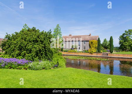 Fattoria di collina e del lago alla RHS Gardens Hyde Hall in Essex su una Gloriosa Mattina d'estate Foto Stock