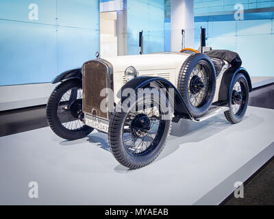 Monaco di Baviera, Germania-Aprile 8, 2017: 1930 BMW 3/15 PS DA 3 Typ Wartburg nel museo BMW. Foto Stock