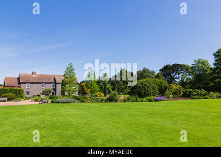 Fattoria di collina e del lago alla RHS Gardens Hyde Hall in Essex su una Gloriosa Mattina d'estate Foto Stock