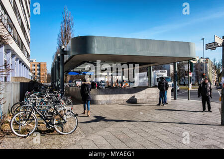 Berlin Osloerstrasse U-Bahn stazione ferroviaria serve U8 E U9 linee. Esterno della stazione con vetro entrata coperta, chiamato dopo la città di Oslo Foto Stock
