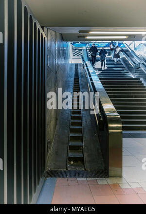 Berlin Osloerstrasse U-Bahn stazione ferroviaria serve U8 E U9 linee. Ingresso con speciale bike passi,scale e scale mobili. Foto Stock