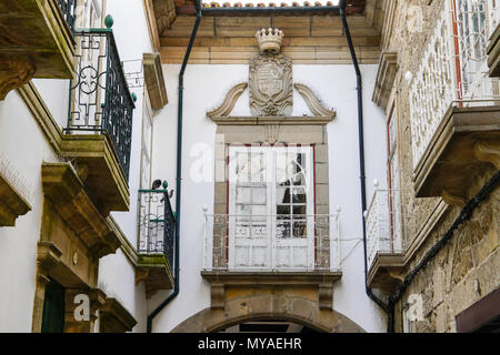 La strada più antica.a Guimaraes Rua de Santa Maria, il centro storico di Guimaraes, Portogallo. Foto Stock